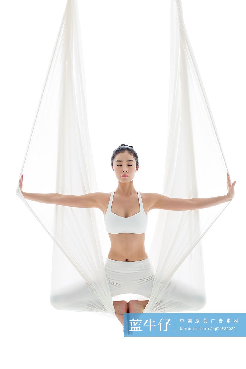 年轻女子练习空中瑜伽