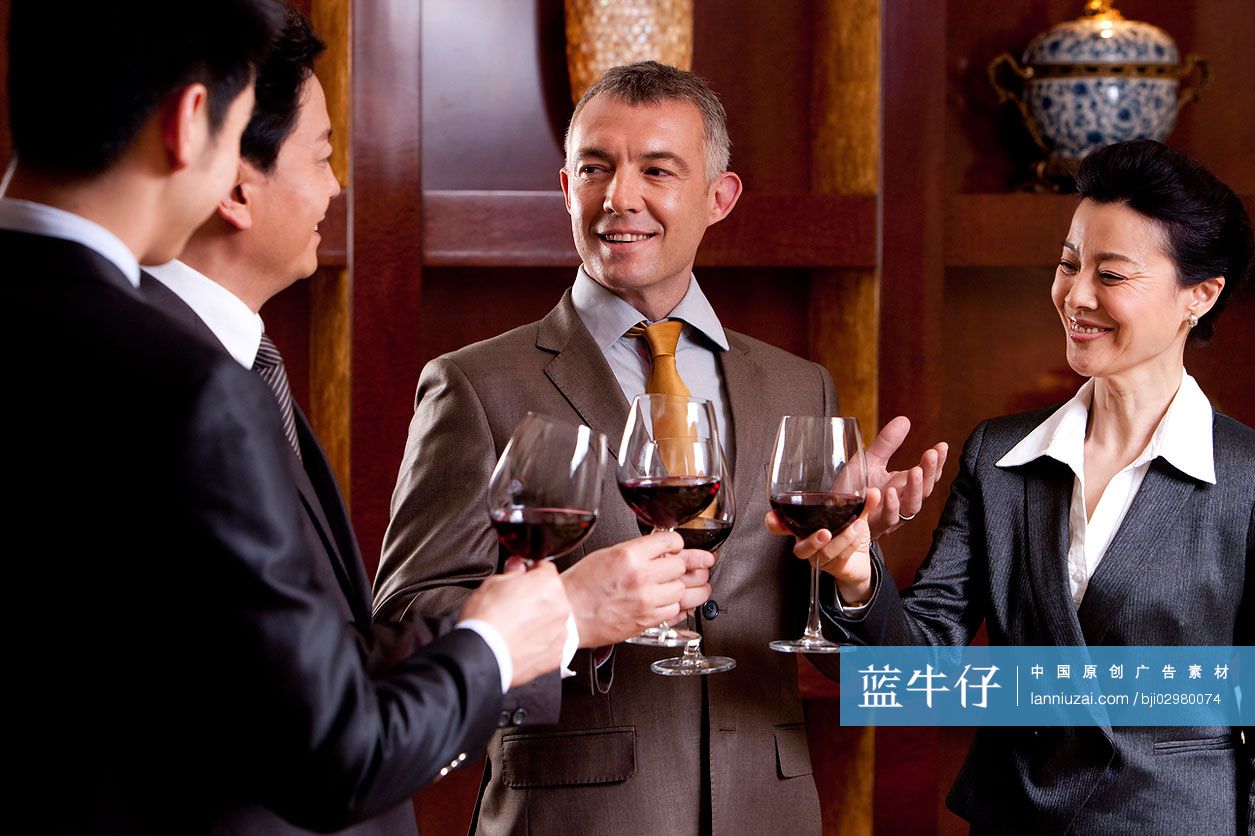 举杯庆祝的商务人士