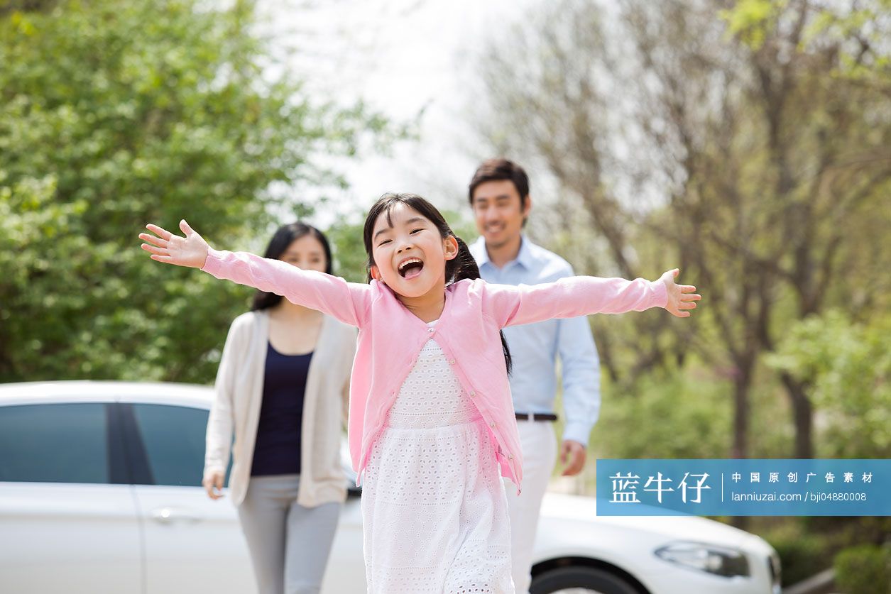 快乐的三口之家和汽车