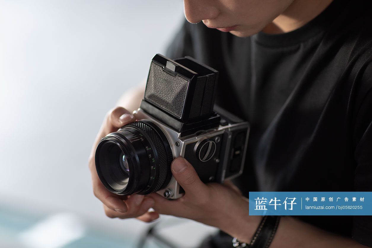 摄影师使用相机