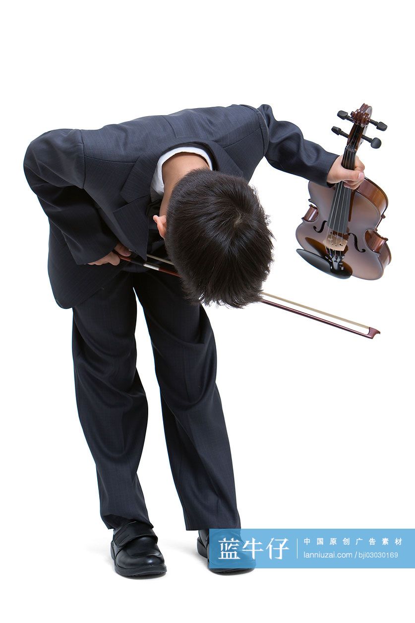 男孩拉完小提琴鞠躬谢幕