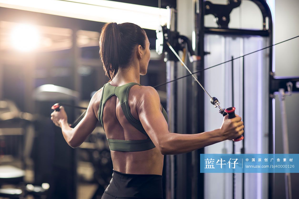 年轻女士在健身房健身