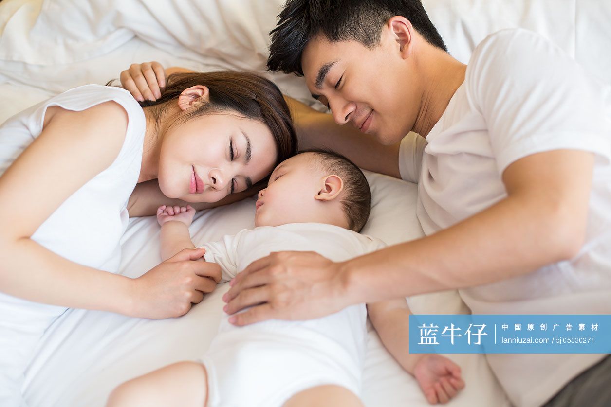 温馨的年轻家庭睡觉休息