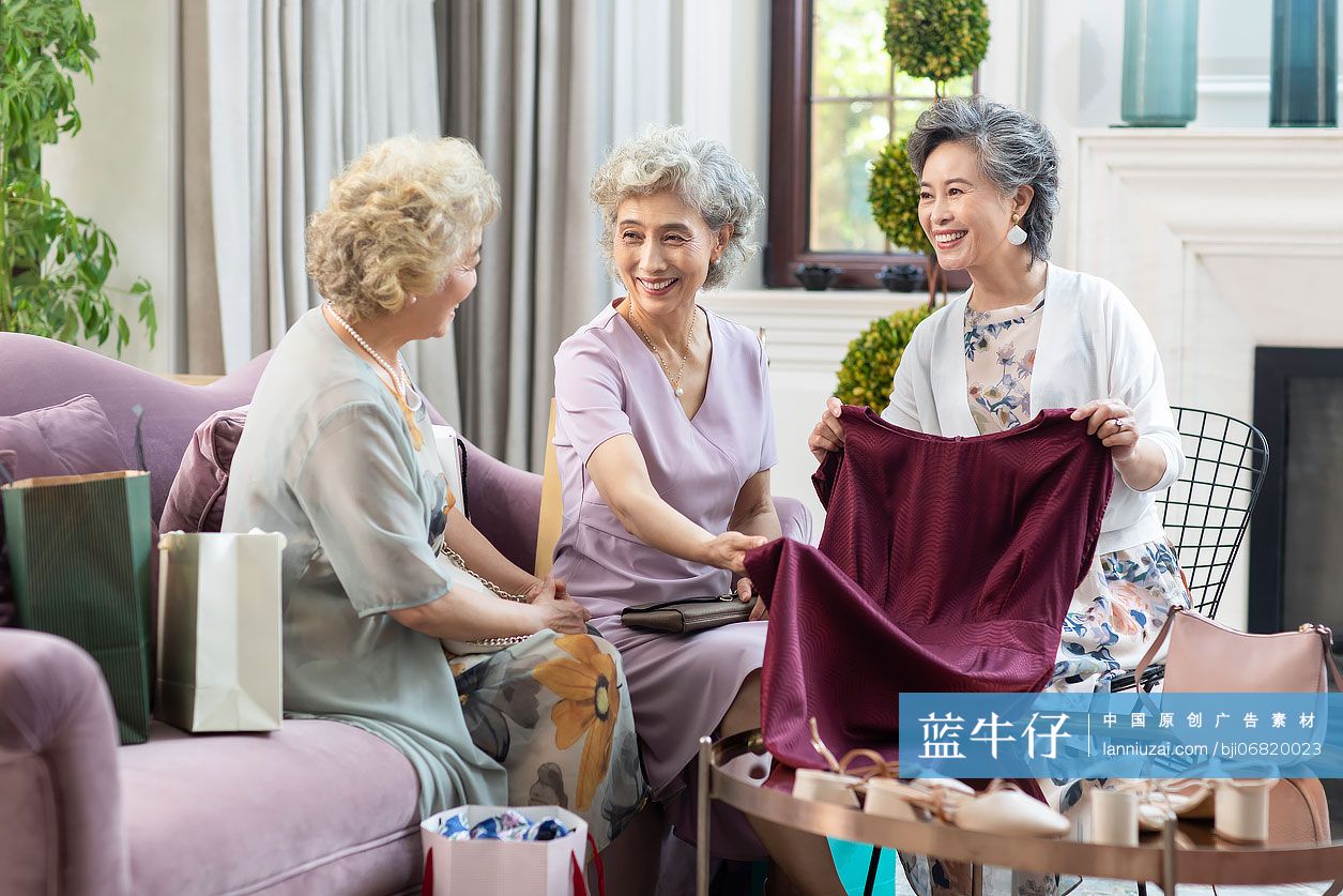 老年女子向朋友展示新买的裙子