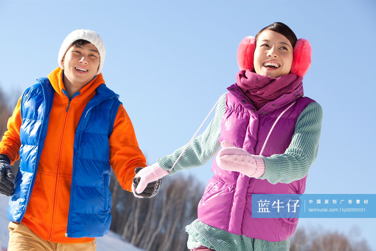 年轻情侣在滑雪场-蓝牛仔影像-中国原创广告影像素材