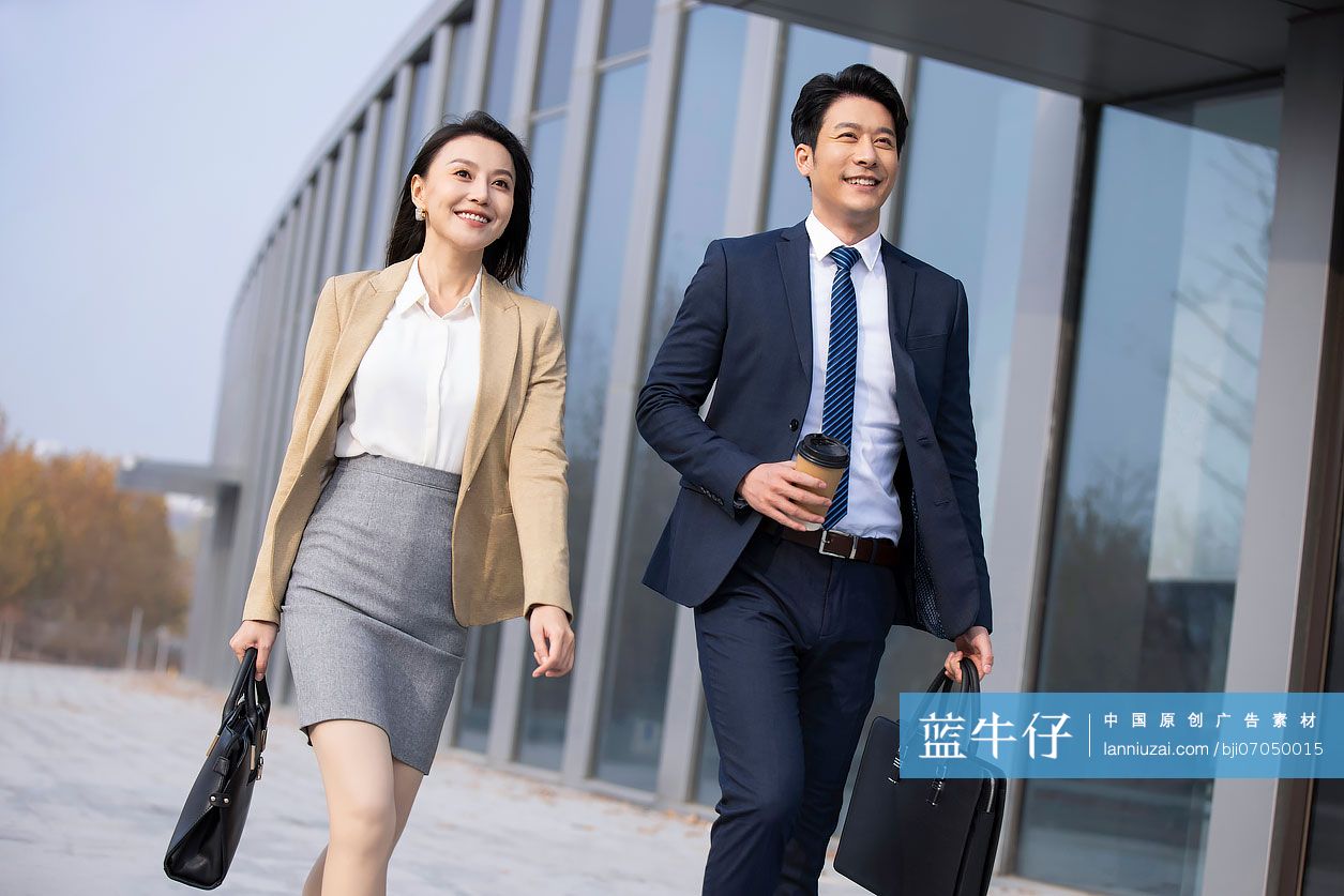 自信的商务人士去上班