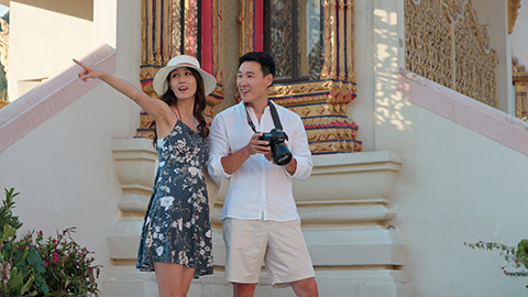 快乐的年轻情侣在泰国旅游度假