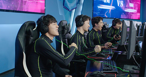 Young Chinese men playing esports,4K
