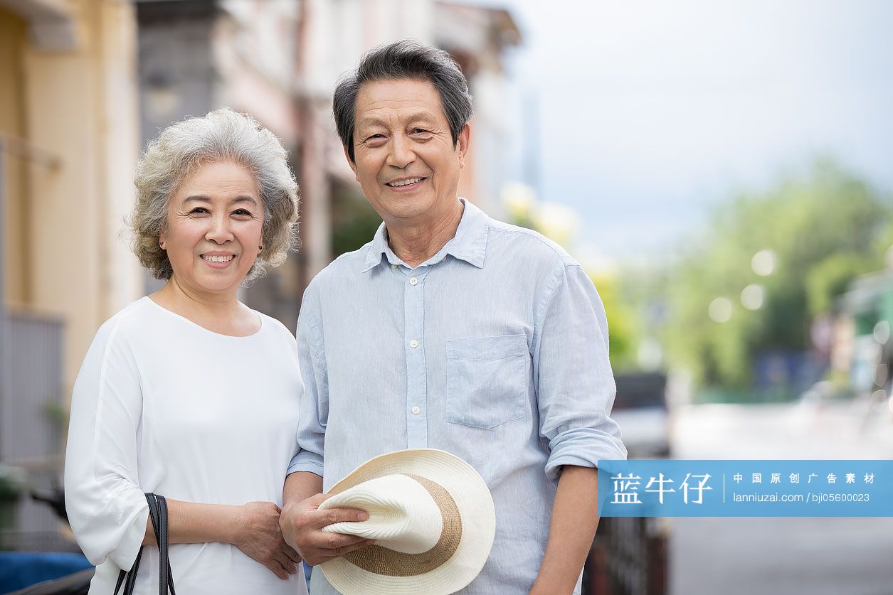 快乐的老年夫妇在街头