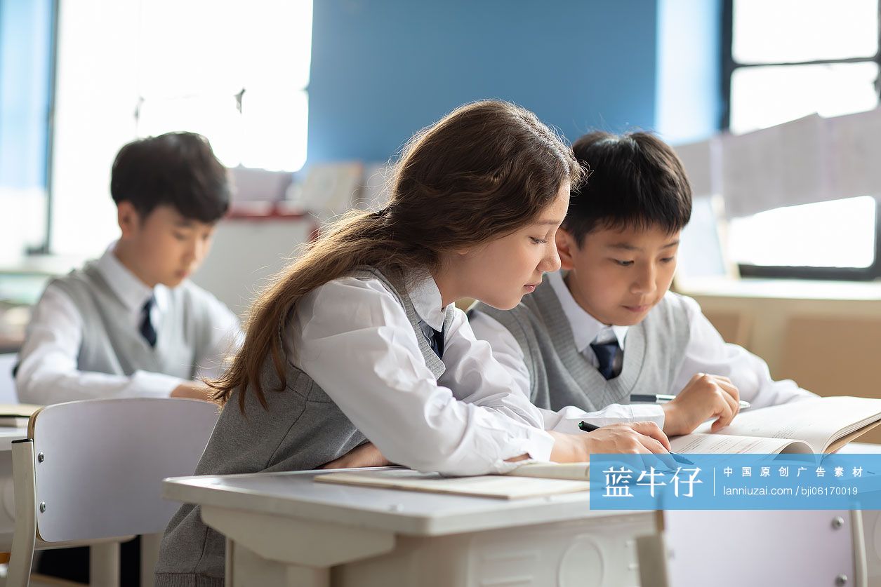 学生在教室学习