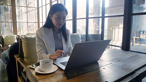 Young Chinese businesswoman working in coffee shop,4K