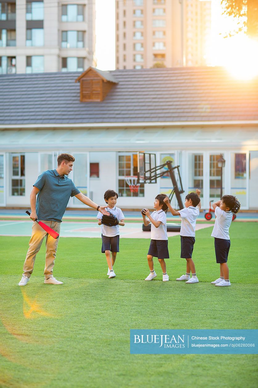 Foreign teacher teaching children basketball