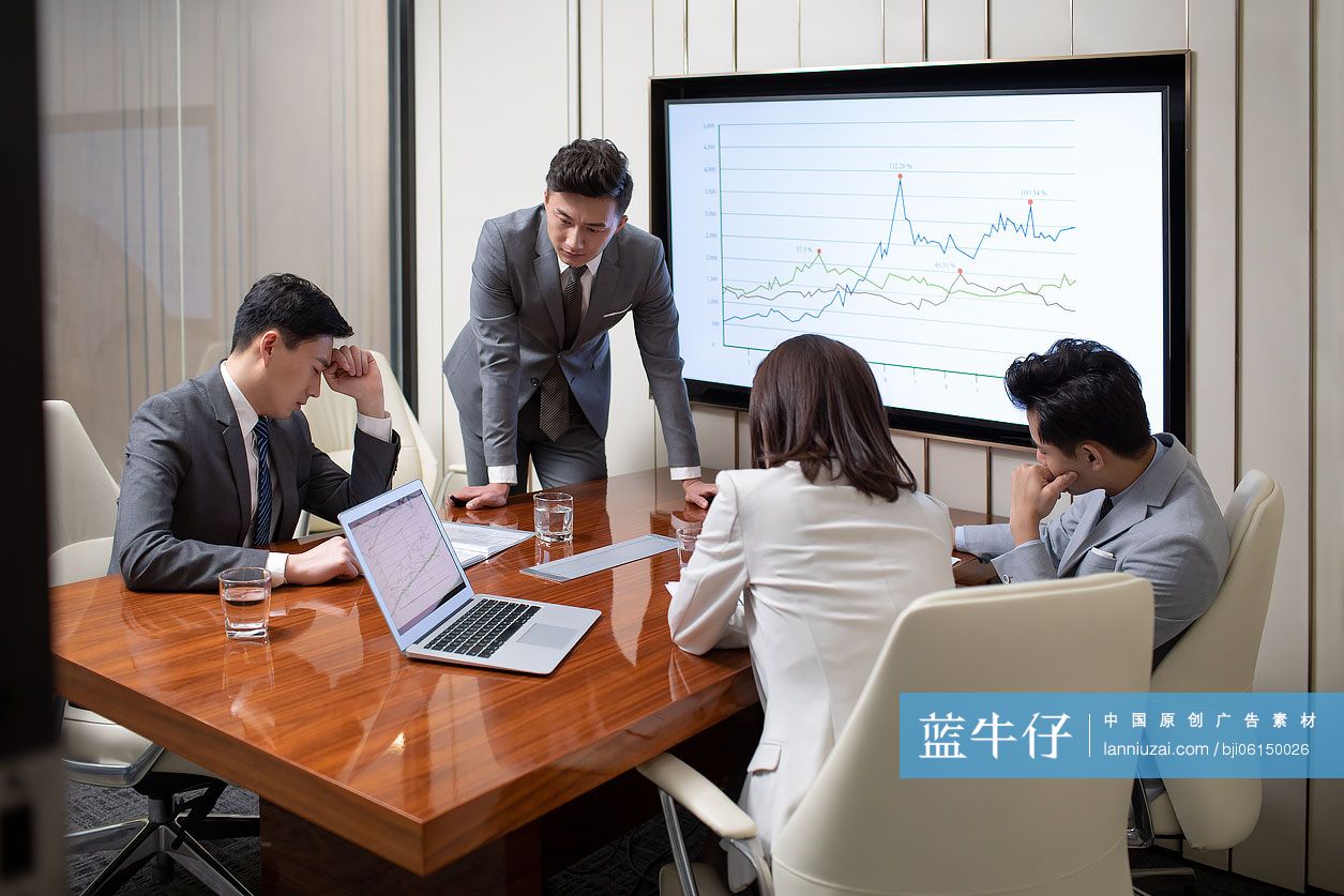 商务人士在会议室开会