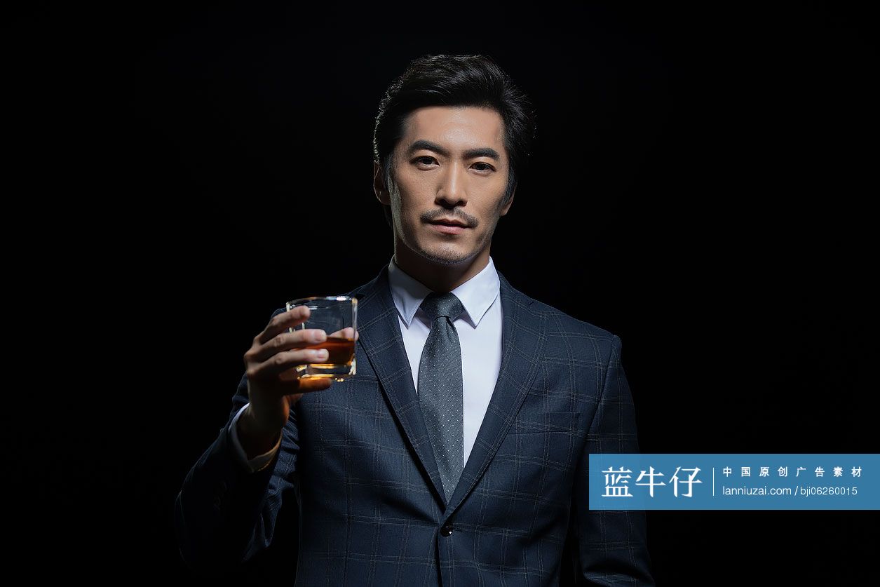 成功的商务男士喝酒