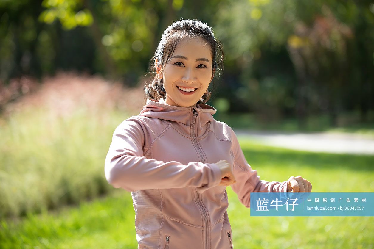 年轻女士在公园健身