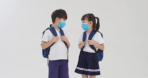 两个小学生戴着口罩