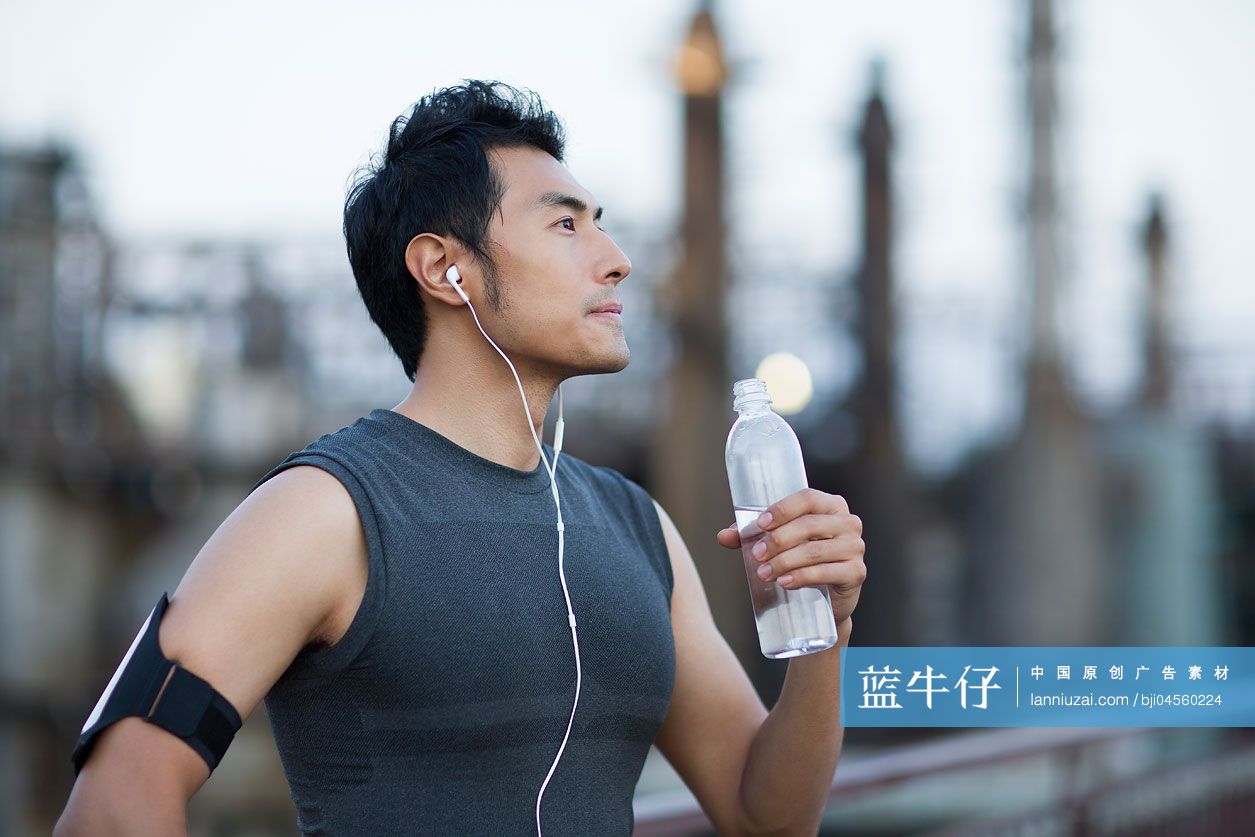 年轻男子健身后休息放松