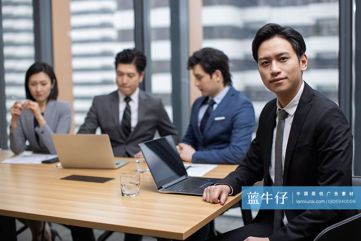 自信的商务团队在会议室开会