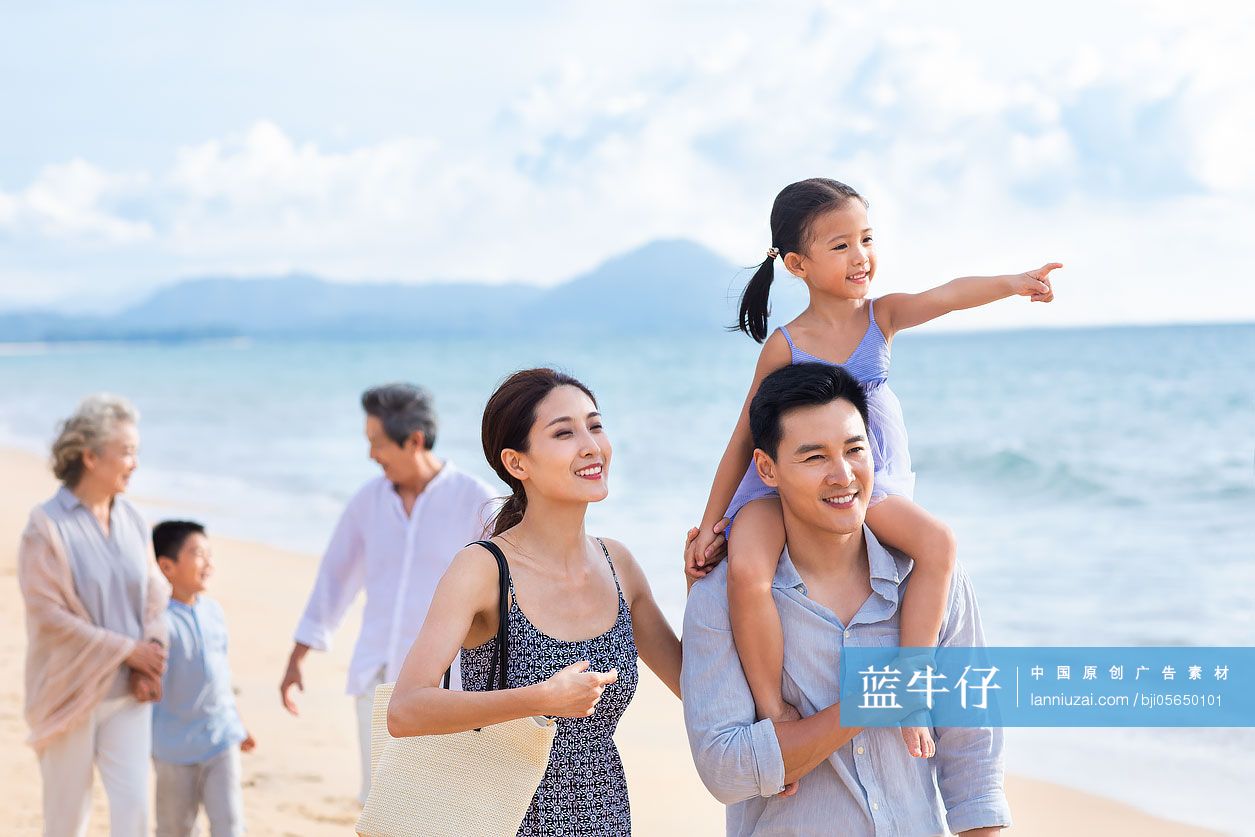 快乐的家庭在沙滩漫步