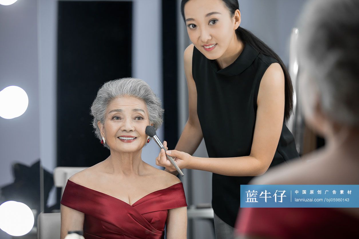 化妆师给老年人化妆
