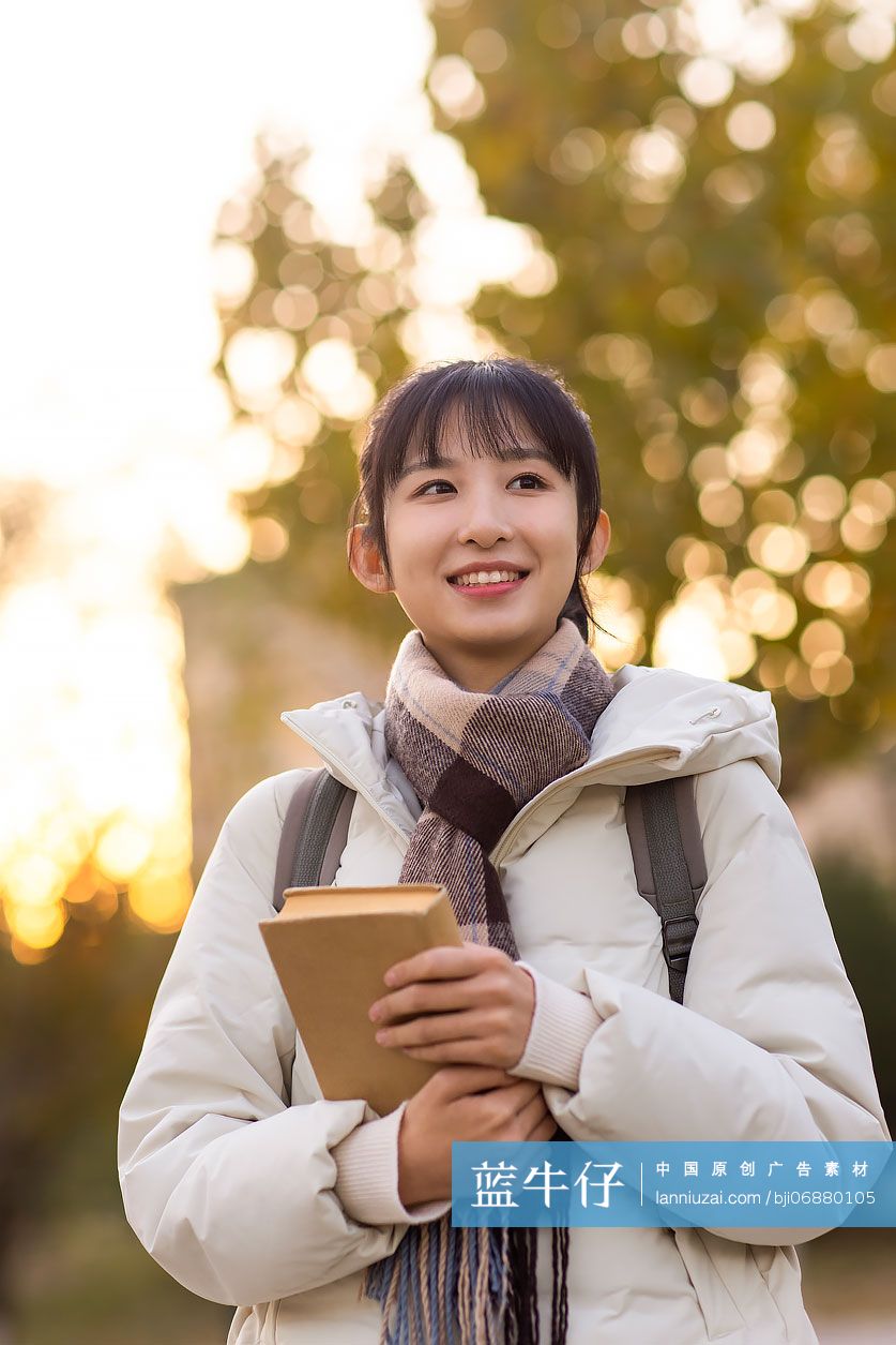 快乐的大学生肖像