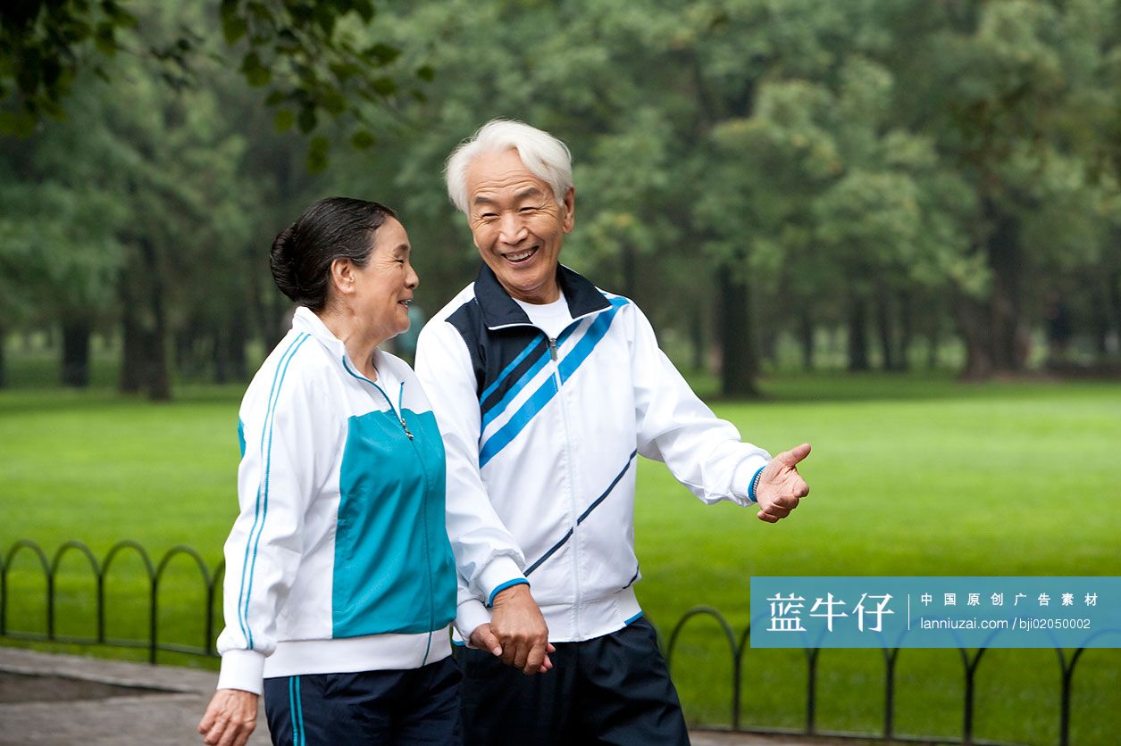 老年夫妇在公园散步