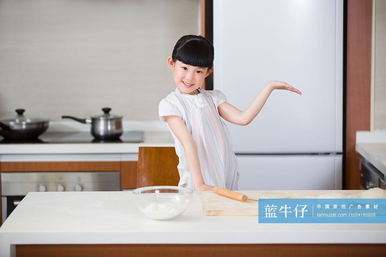 小女孩做展示手势