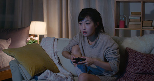 年轻女士在家玩电子游戏