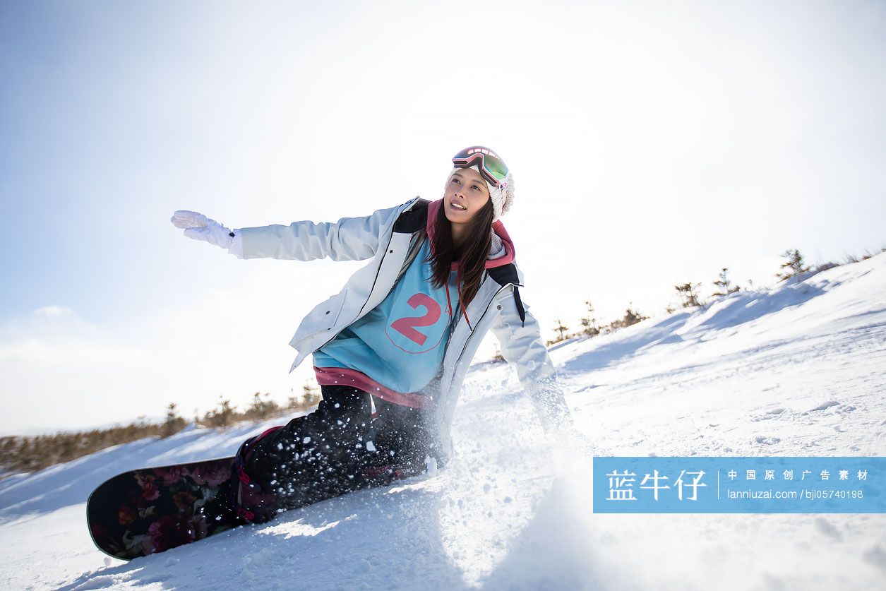 快乐的年轻女士在滑雪场滑雪
