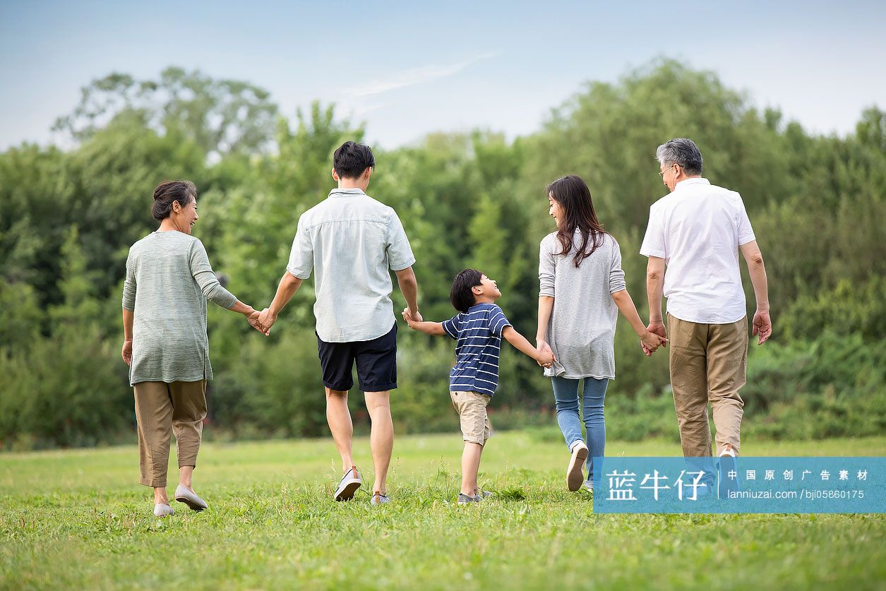 快乐家庭在草地上散步