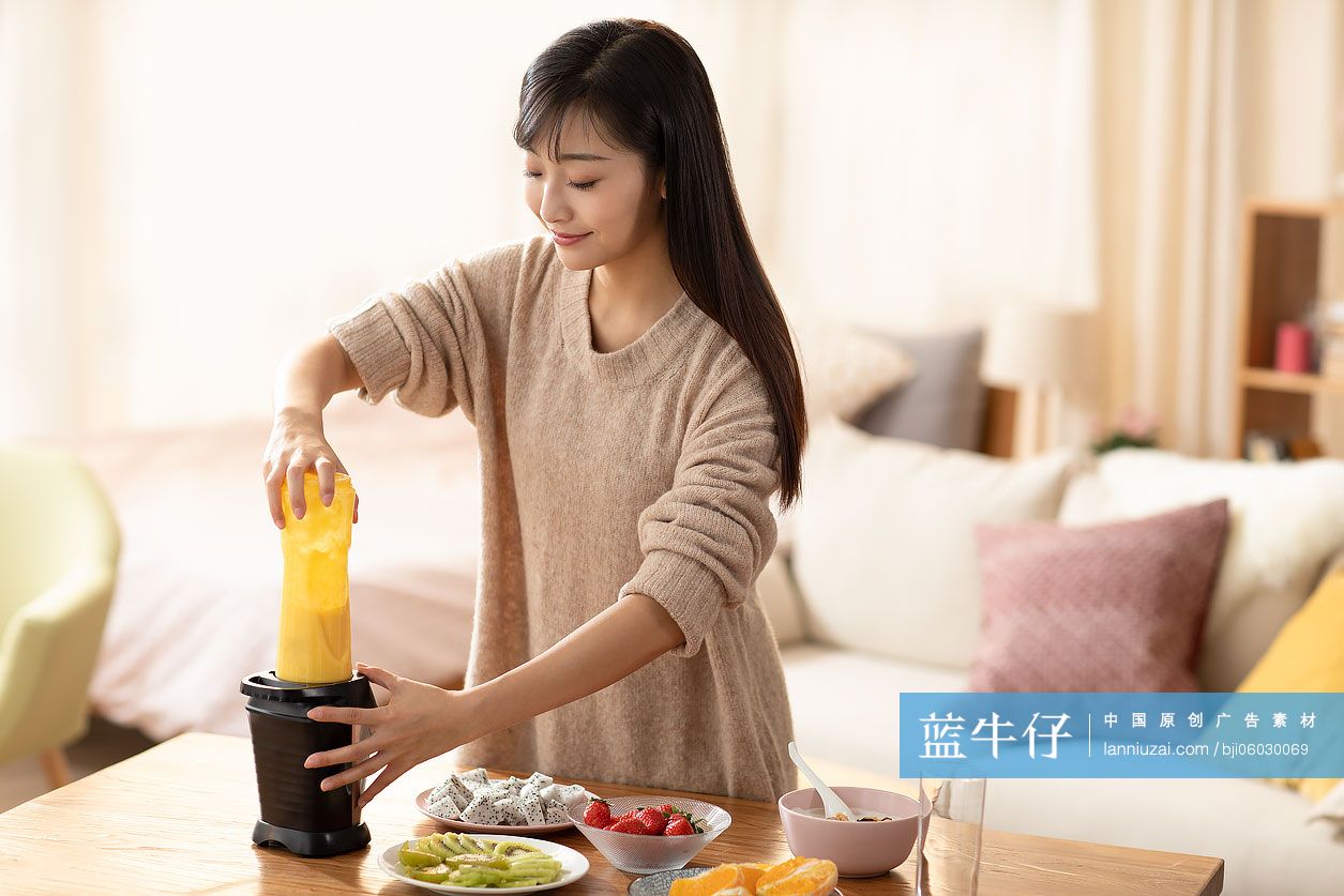 年轻女士在家榨果汁