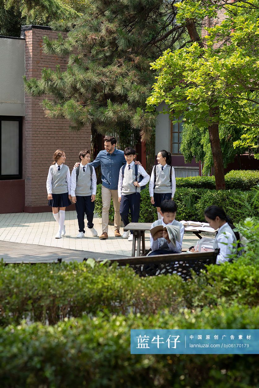 老师和学生在校园里