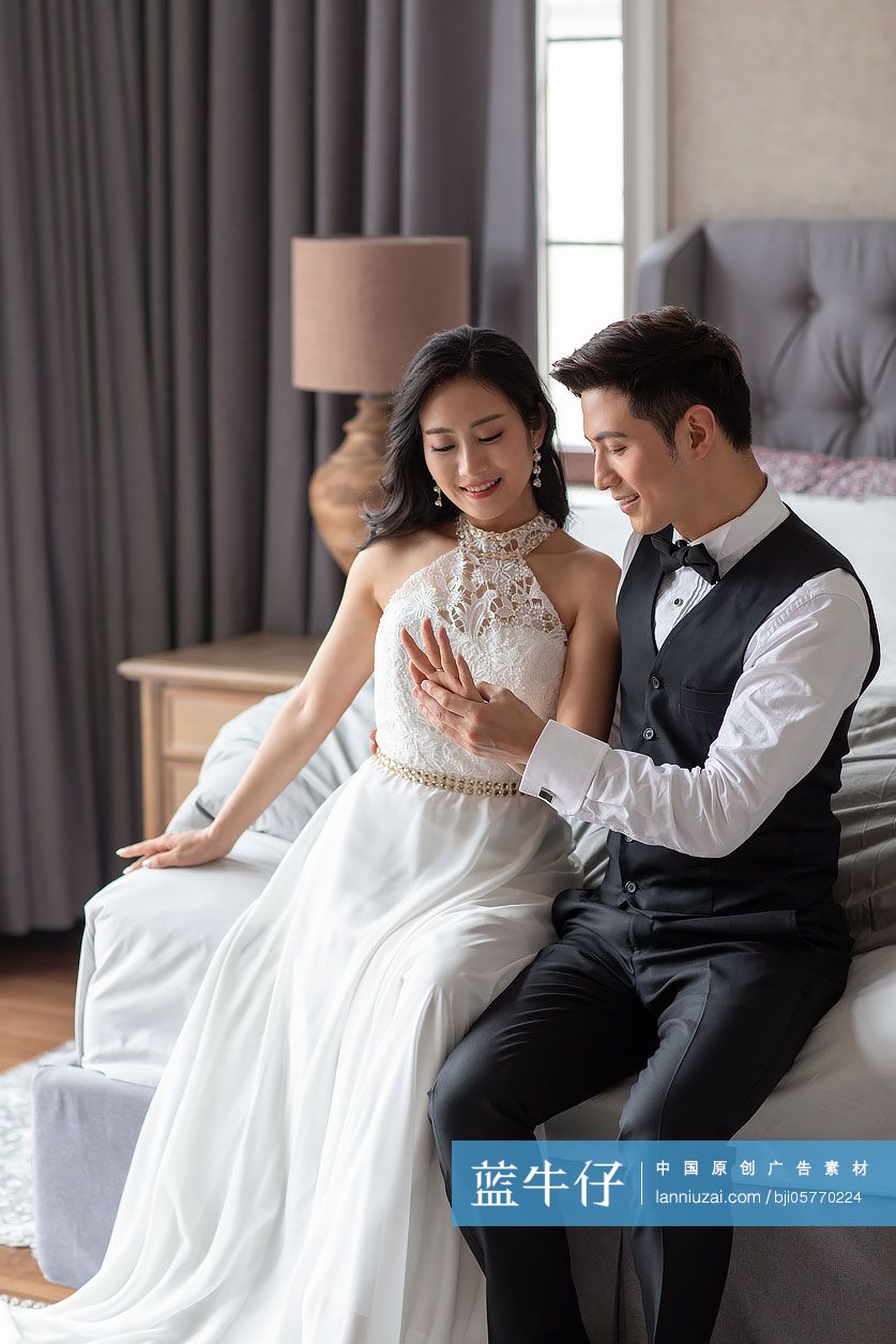 年轻夫妇在卧室共享甜蜜时光-蓝牛仔影像-中国原创广告影像素材