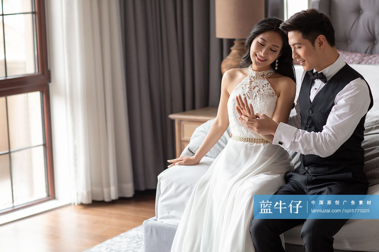 年轻夫妇在卧室共享甜蜜时光