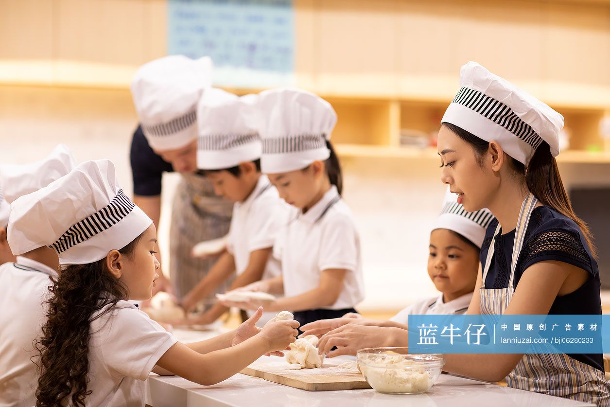 孩子们在教室上烹饪课