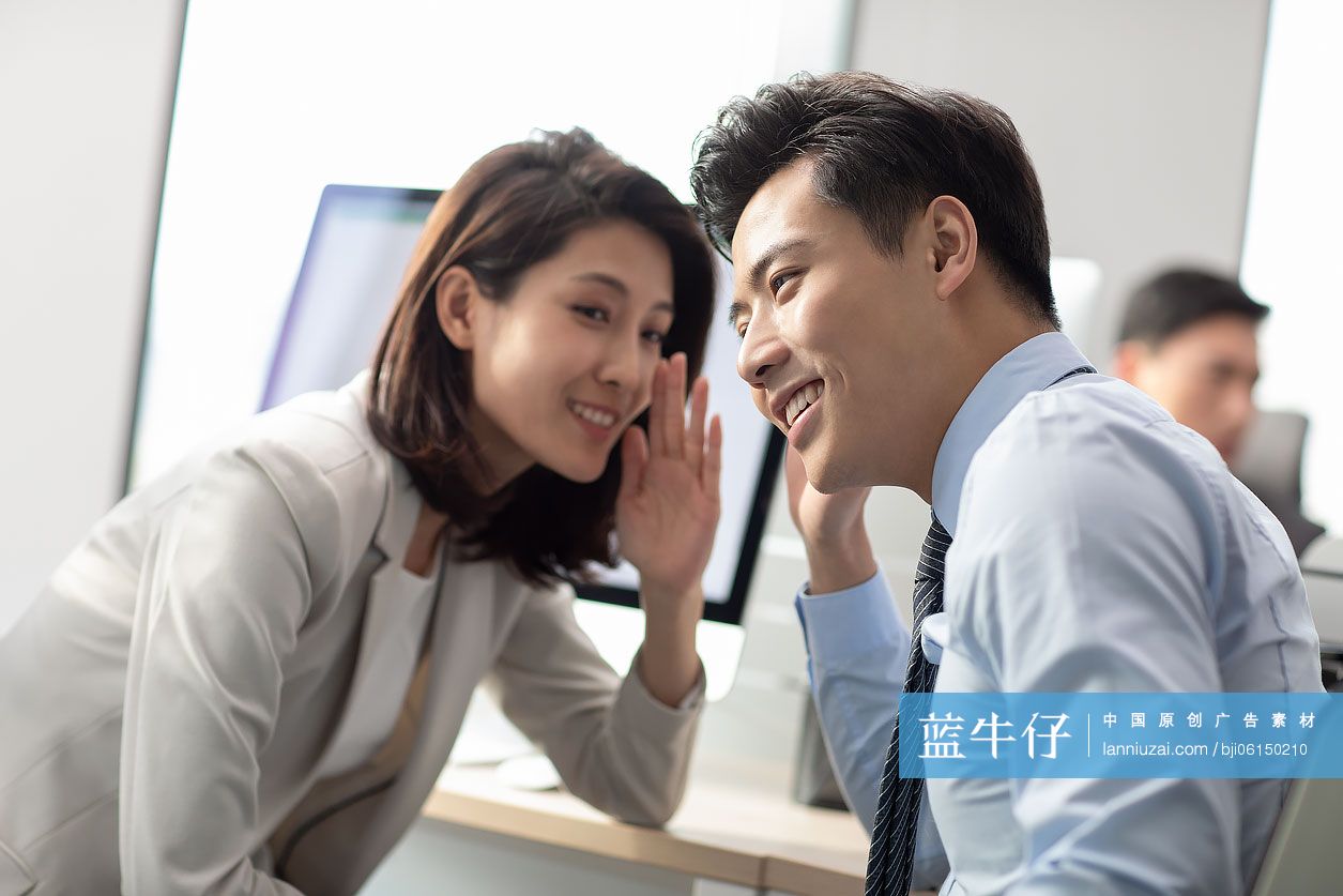 商务人士在办公室耳语