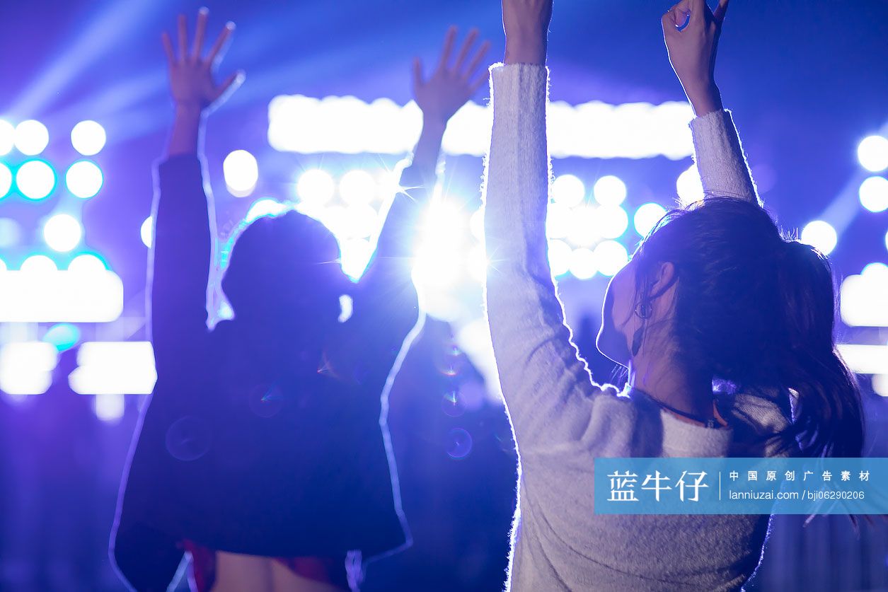 快乐的年轻女孩参加音乐节