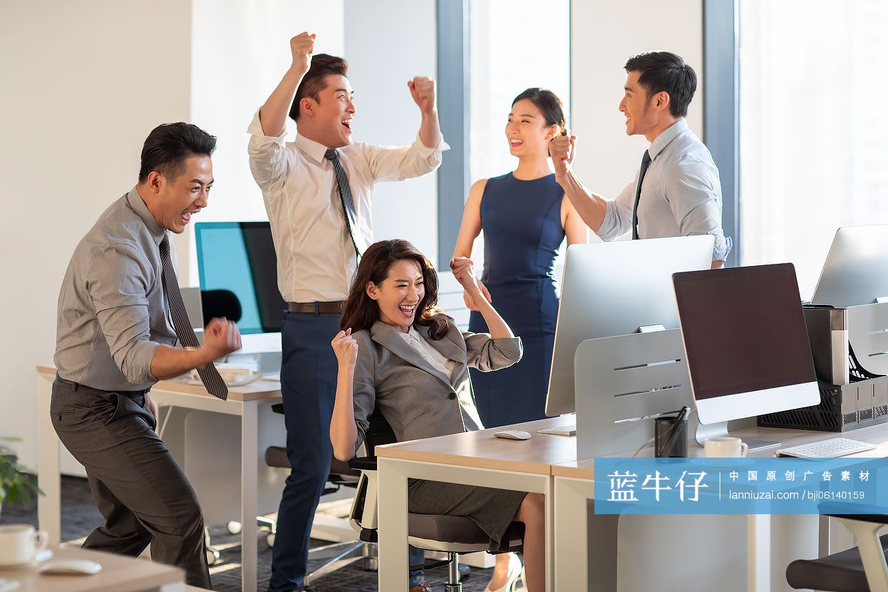 成功商务人士在办公室庆祝