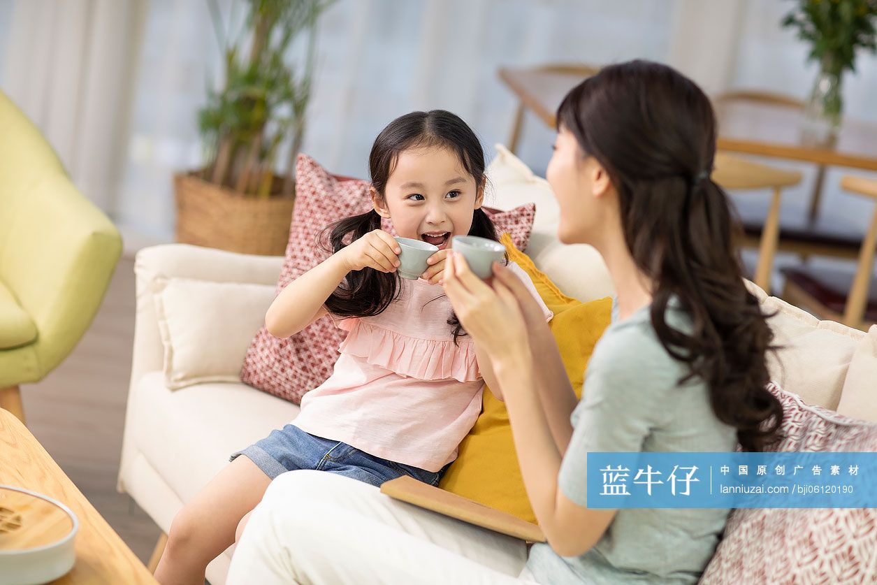 快乐的母女俩在客厅喝茶