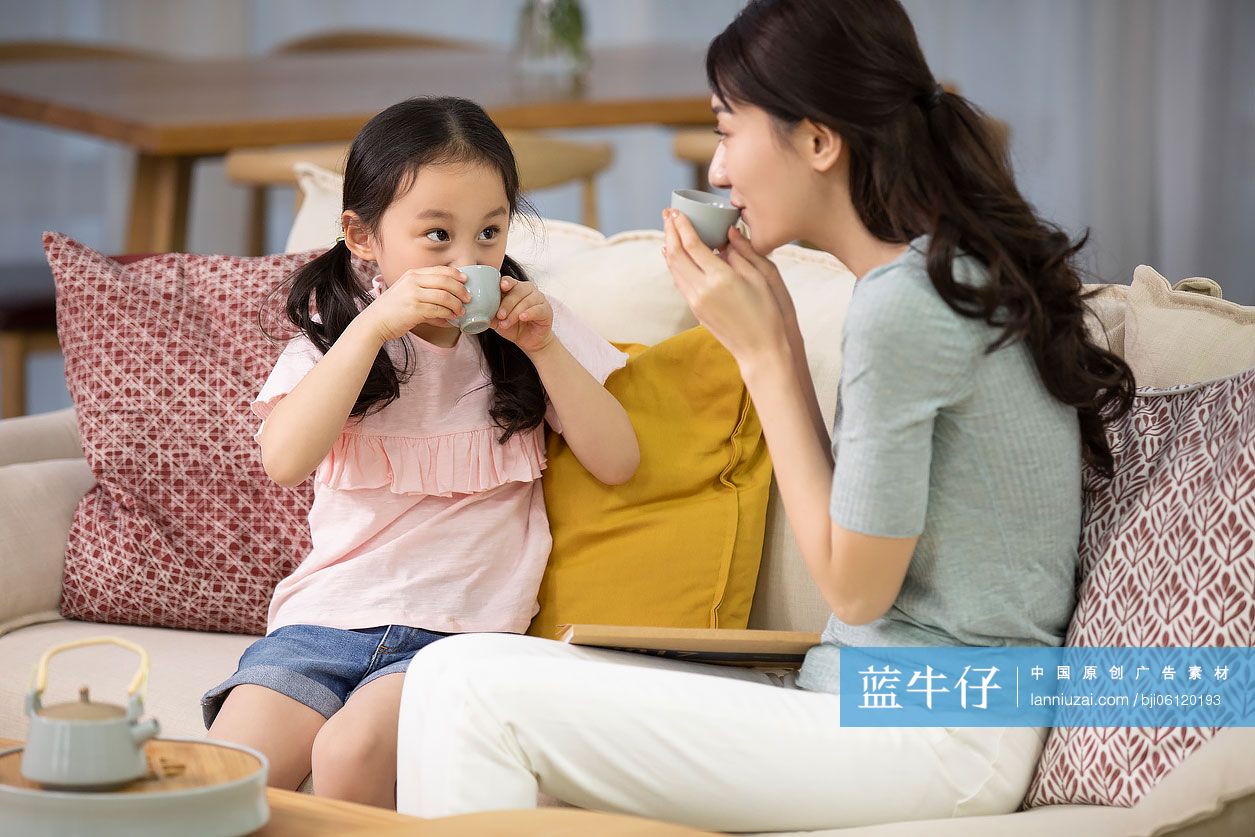 快乐的母女俩在客厅喝茶
