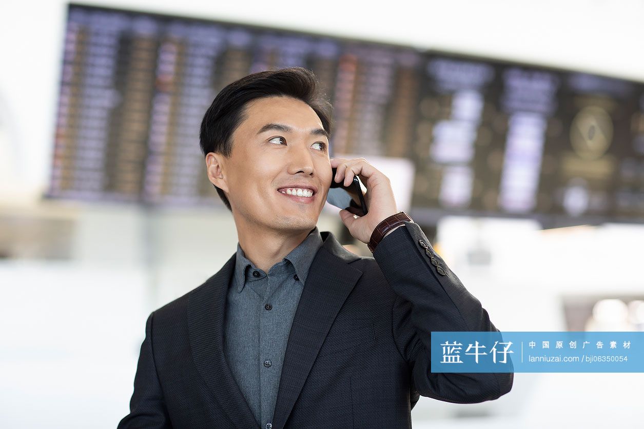 成功商务男士在机场使用手机