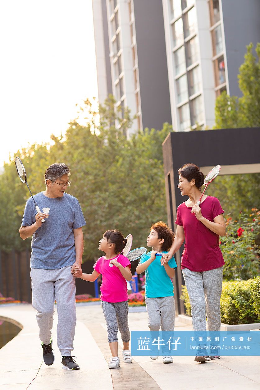 开心的一家人来公园打羽毛球
