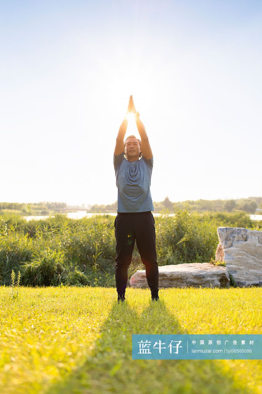 开心的中老年男子在公园锻炼身体
