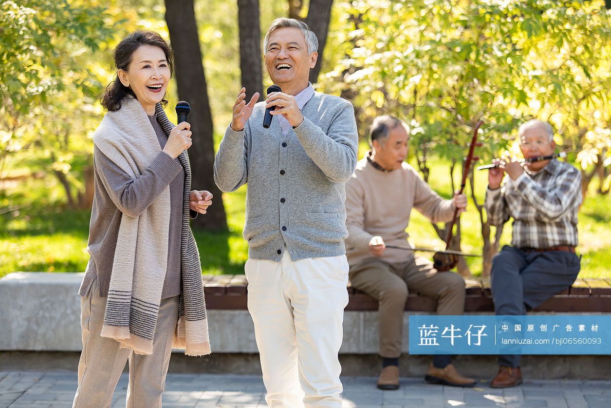 幸福的老年人在公园唱歌