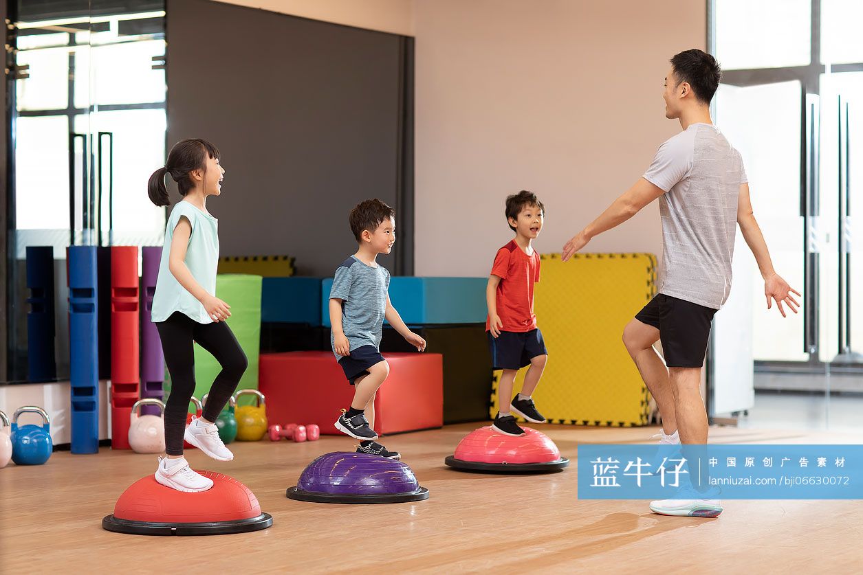 小朋友们上体能训练课