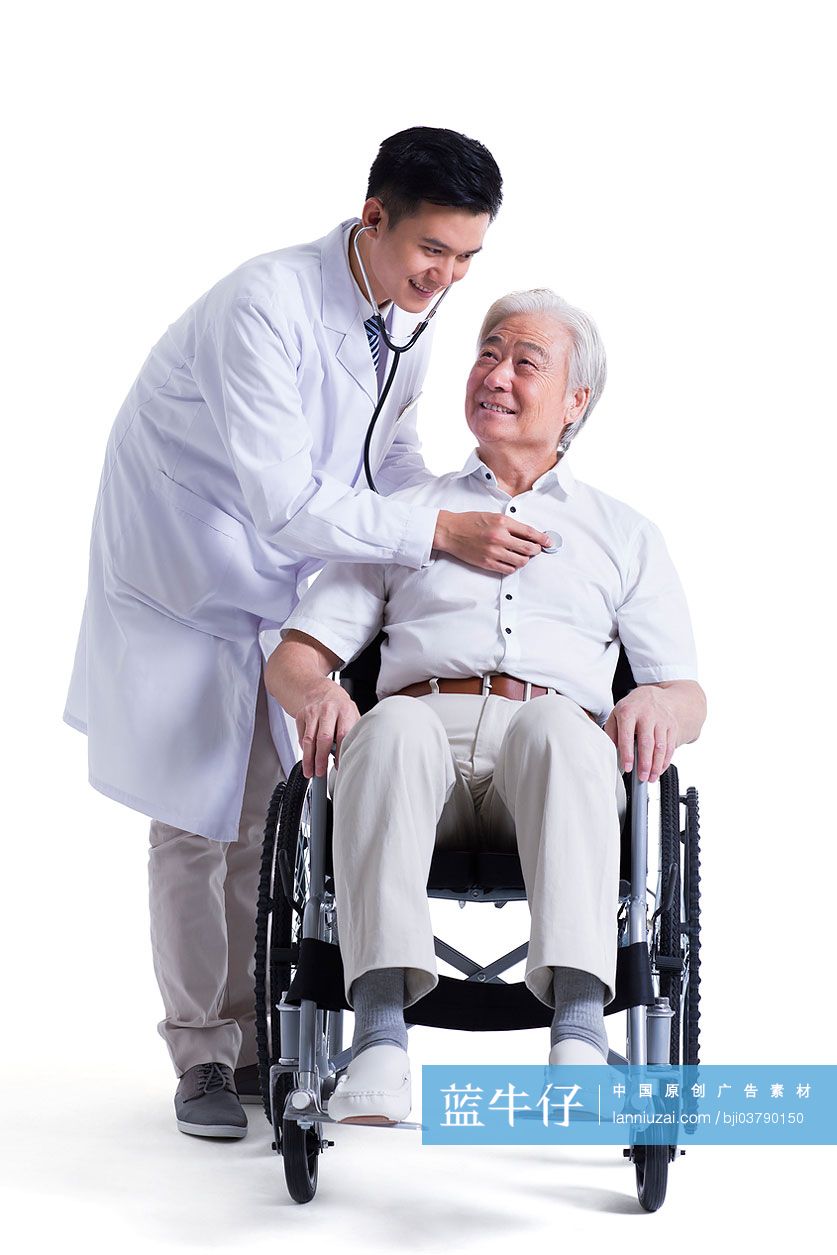 医生给老人检查身体