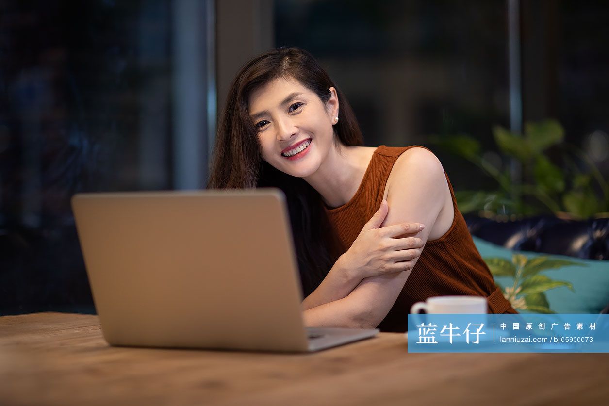 商务女性在咖啡馆使用电脑