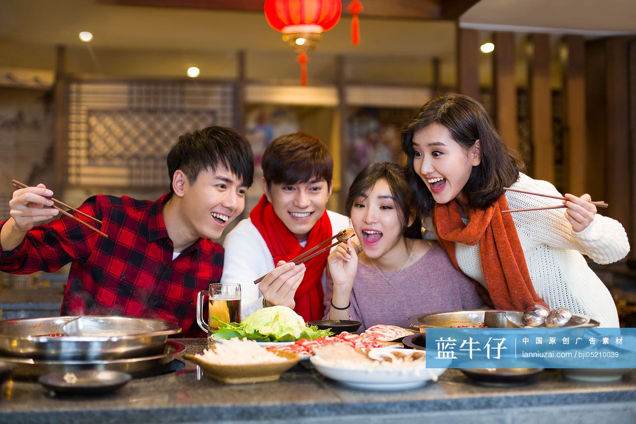 年轻朋友们在火锅店吃饭