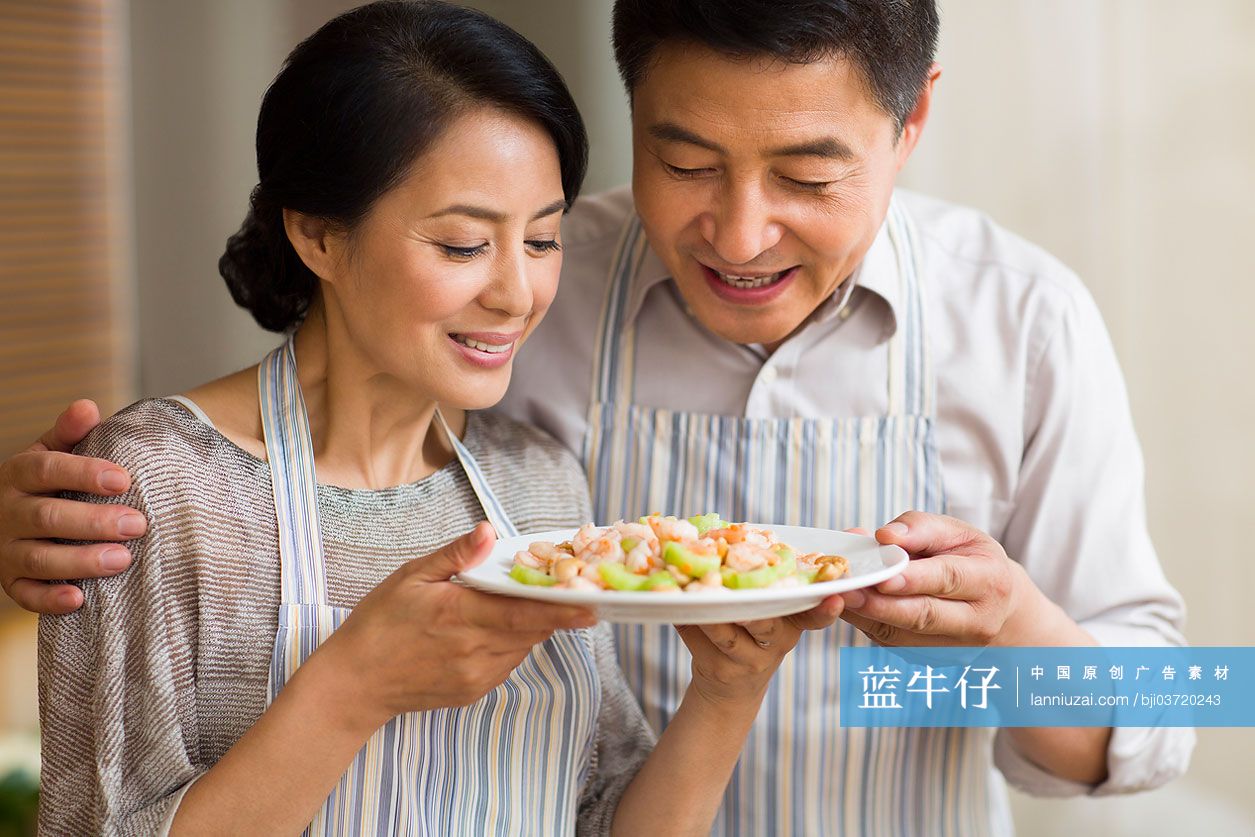 中年夫妇享受晚餐