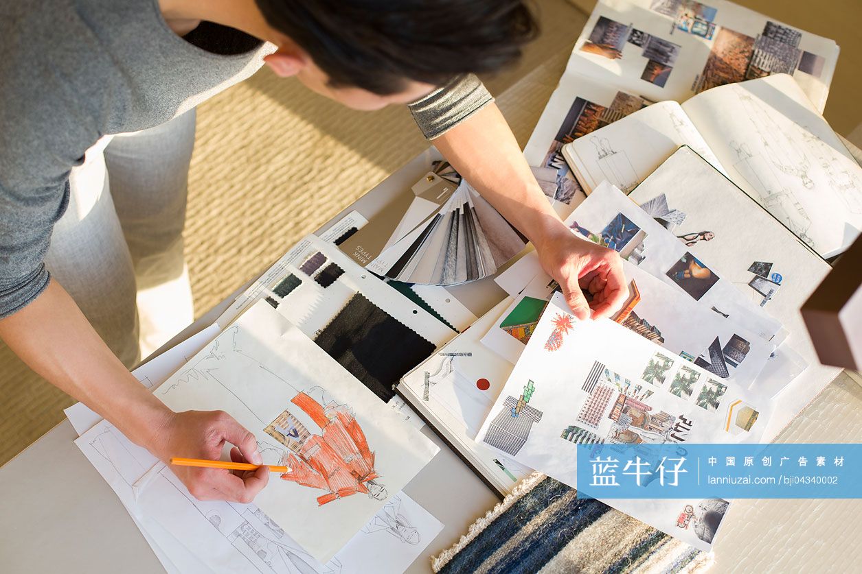 服装设计师画草图